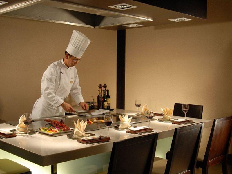 Hotel Nikko Tientsin Dış mekan fotoğraf A chef at work