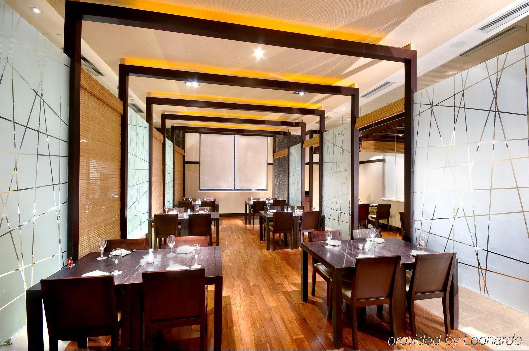 Hotel Nikko Tientsin Dış mekan fotoğraf The interior of the restaurant