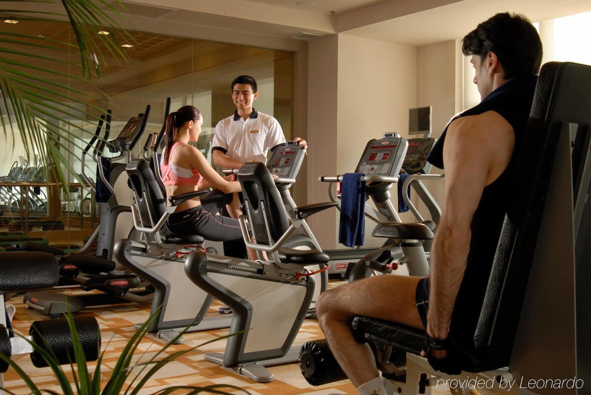 Hotel Nikko Tientsin Dış mekan fotoğraf A personal trainer with clients