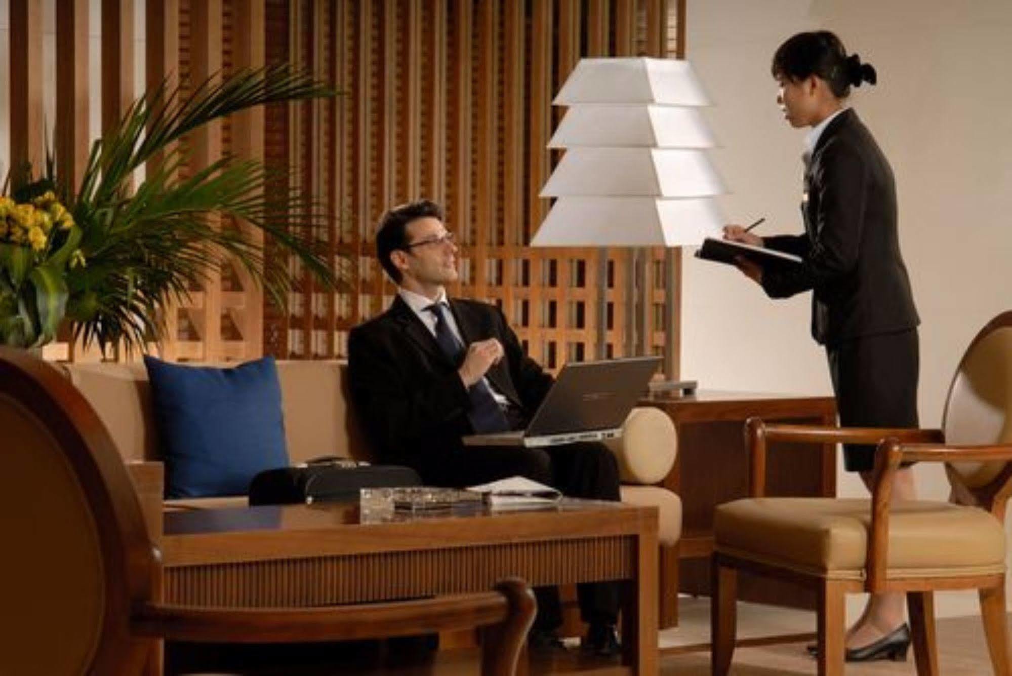 Hotel Nikko Tientsin Dış mekan fotoğraf A hotel concierge