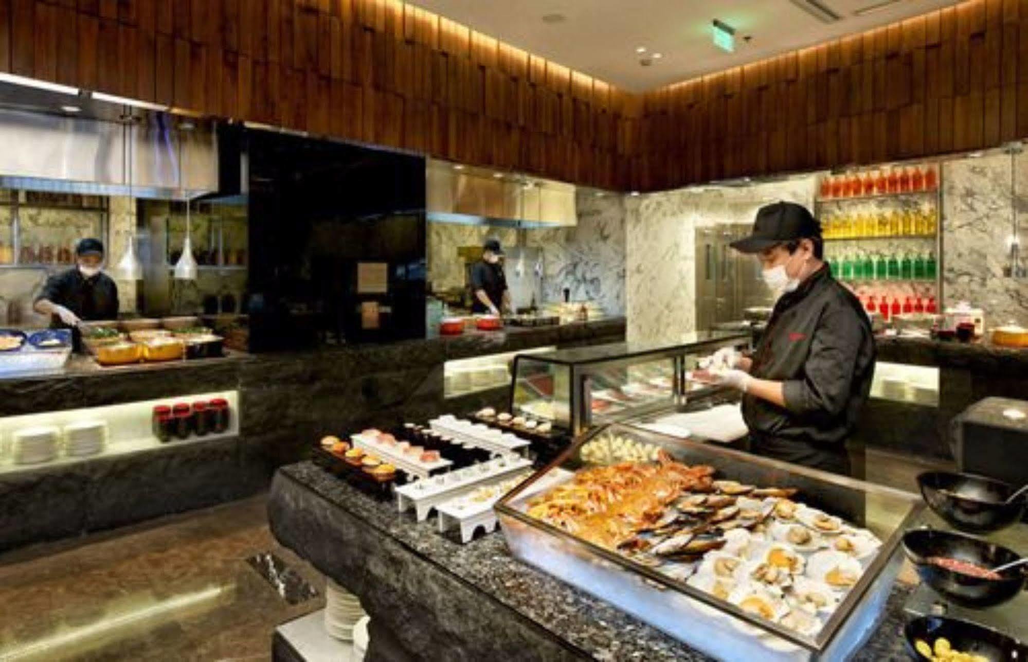 Hotel Nikko Tientsin Dış mekan fotoğraf A sushi bar in a hotel