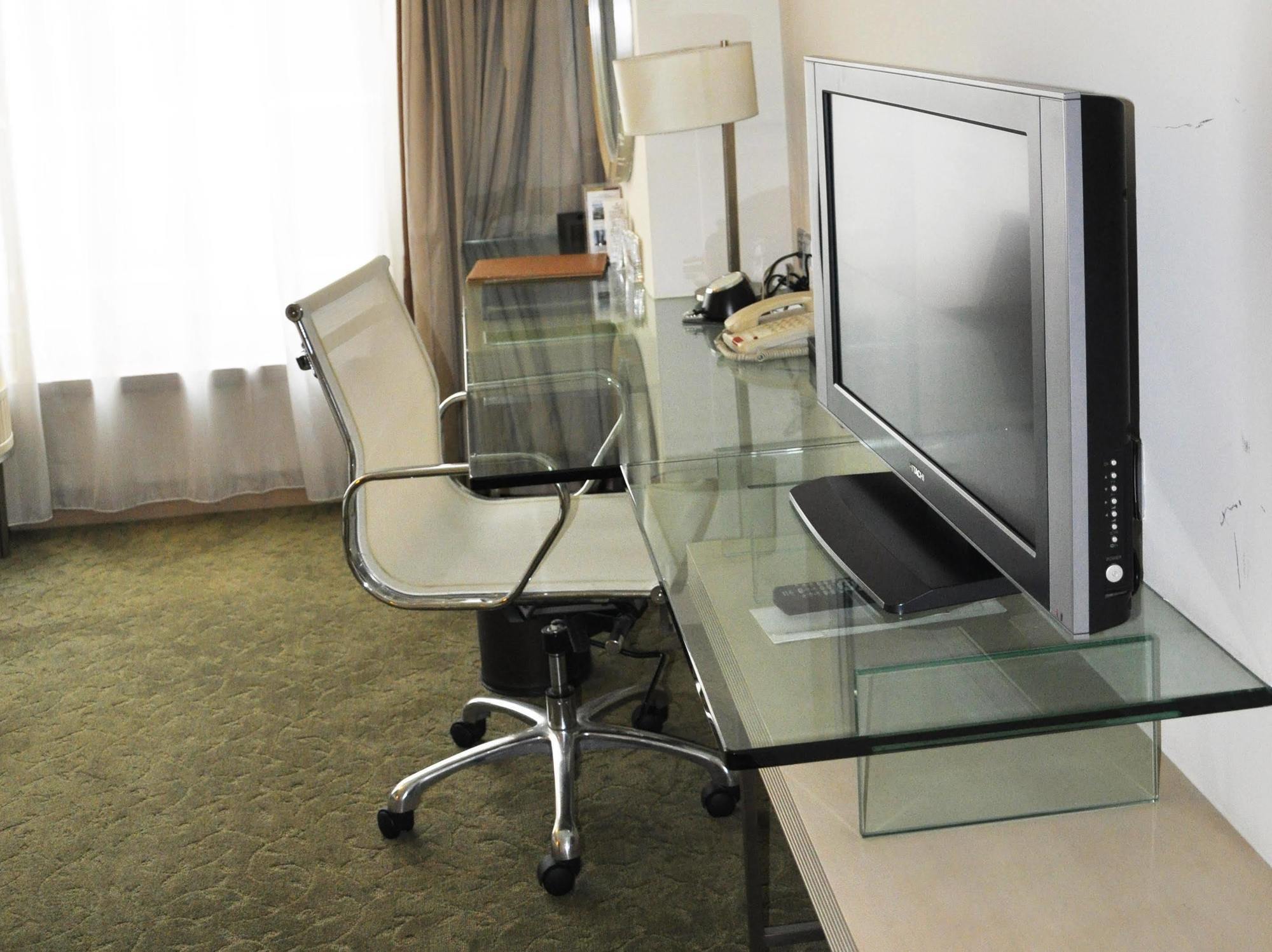 Hotel Nikko Tientsin Dış mekan fotoğraf A computer on a glass desk